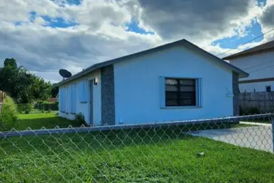 1565 W 36th St, West Palm Beach: photo 1 of 8