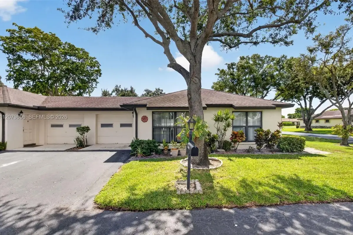 10086 Eaglewood Rd #B, Boynton Beach: photo 1 of 38