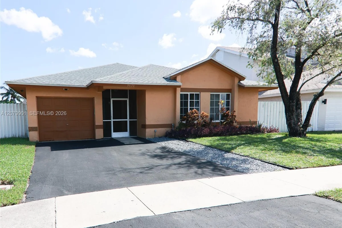 9620 SW 9th Ct, Pembroke Pines: photo 1 of 24