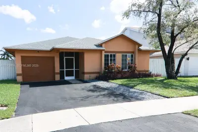 9620 SW 9th Ct, Pembroke Pines: photo 1 of 24