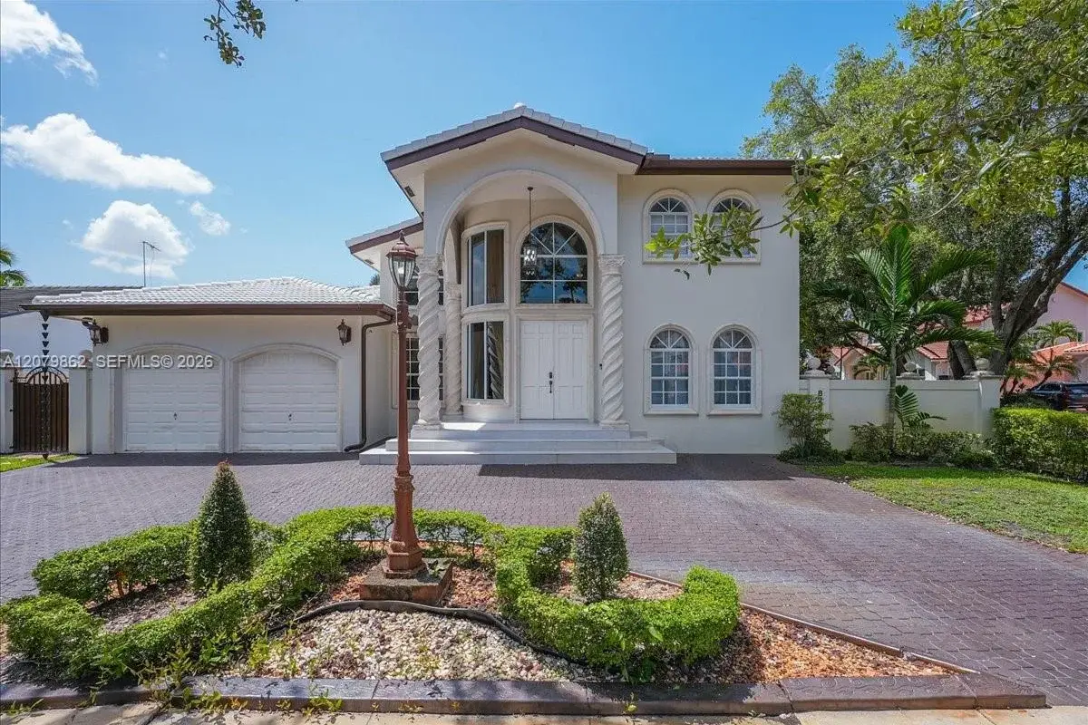 House in Miami Lakes: photo 1 of 59