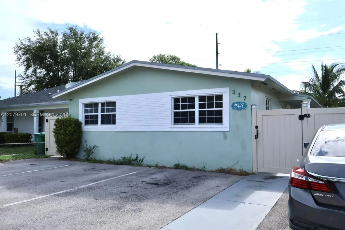 337 Phippen Waiters Rd, Dania Beach: photo 1 of 14