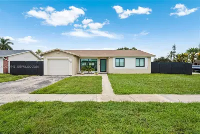 620 NW 98th Ave, Pembroke Pines: photo 1 of 32