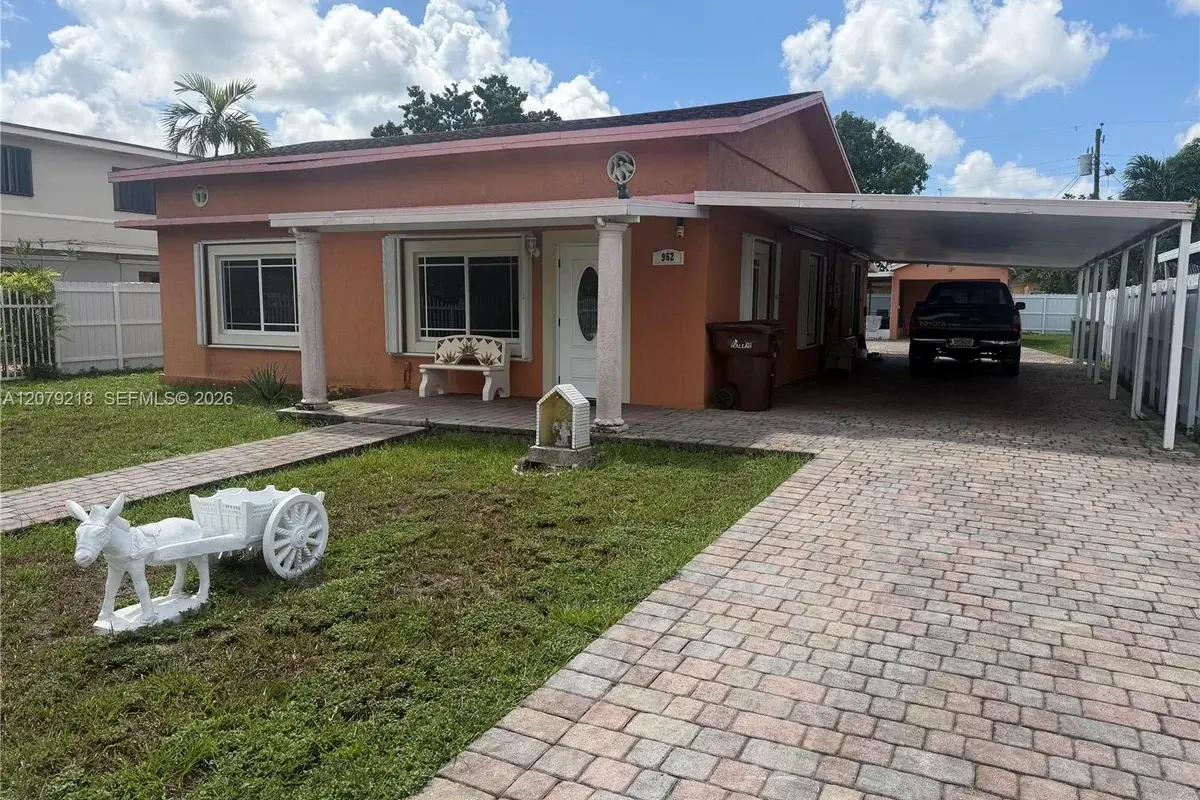 962 E 19th St, Hialeah: photo 1 of 21