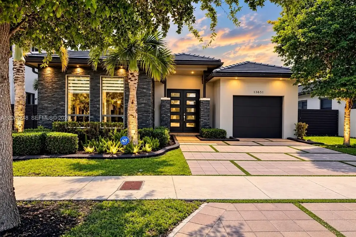 13651 SW 158th Pl, Miami: photo 1 of 15