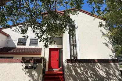 329 Ives Dairy Rd #02, Miami: photo 1 of 17