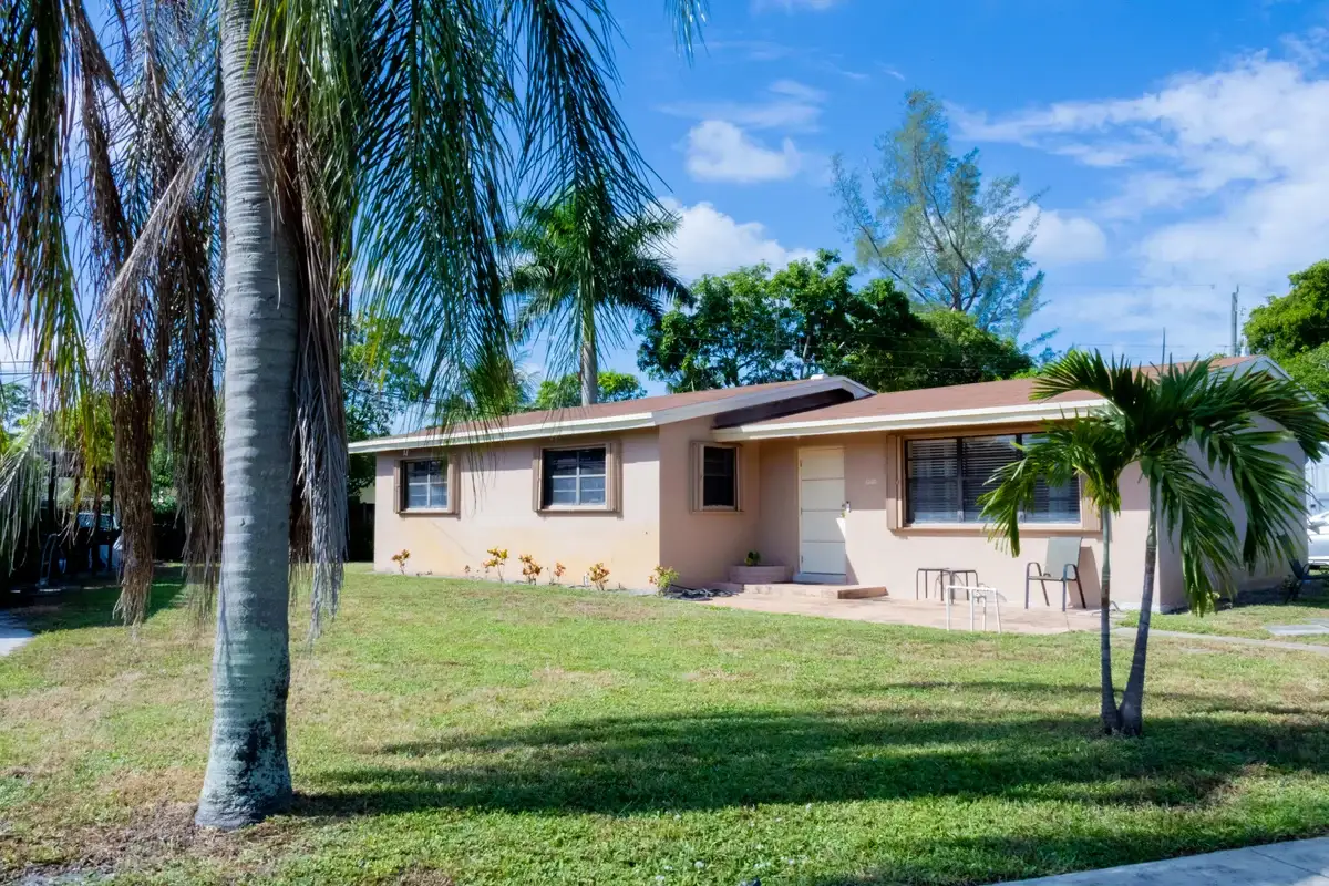 1200 NW 18th St, Fort Lauderdale: photo 1 of 23
