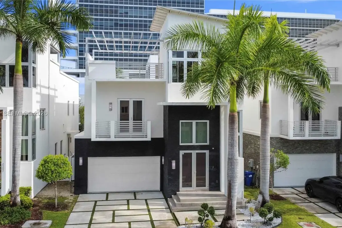 8249 NW 34th Dr, Doral: photo 1 of 30