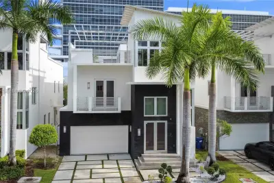 8249 NW 34th Dr, Doral: photo 1 of 30
