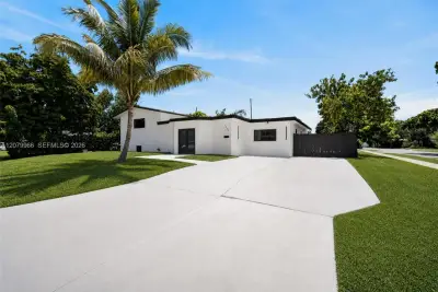 1200 NE 204th Ter, Miami: photo 1 of 51