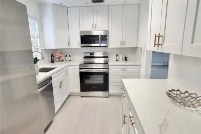 2377 SW 16 Dr, Deerfield Beach: photo 1 of 35