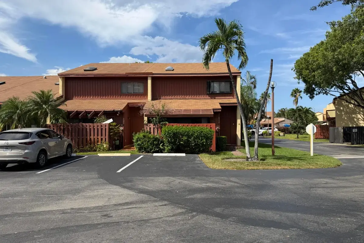 Townhouse in Dania Beach: photo 1 of 14