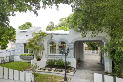 790 NW 51st St, Miami: photo 1 of 29