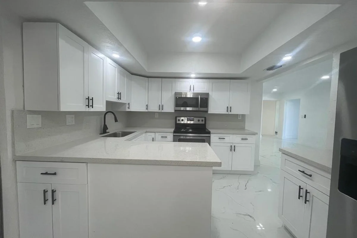 3290 NW 39th St, Lauderdale Lakes: photo 1 of 13
