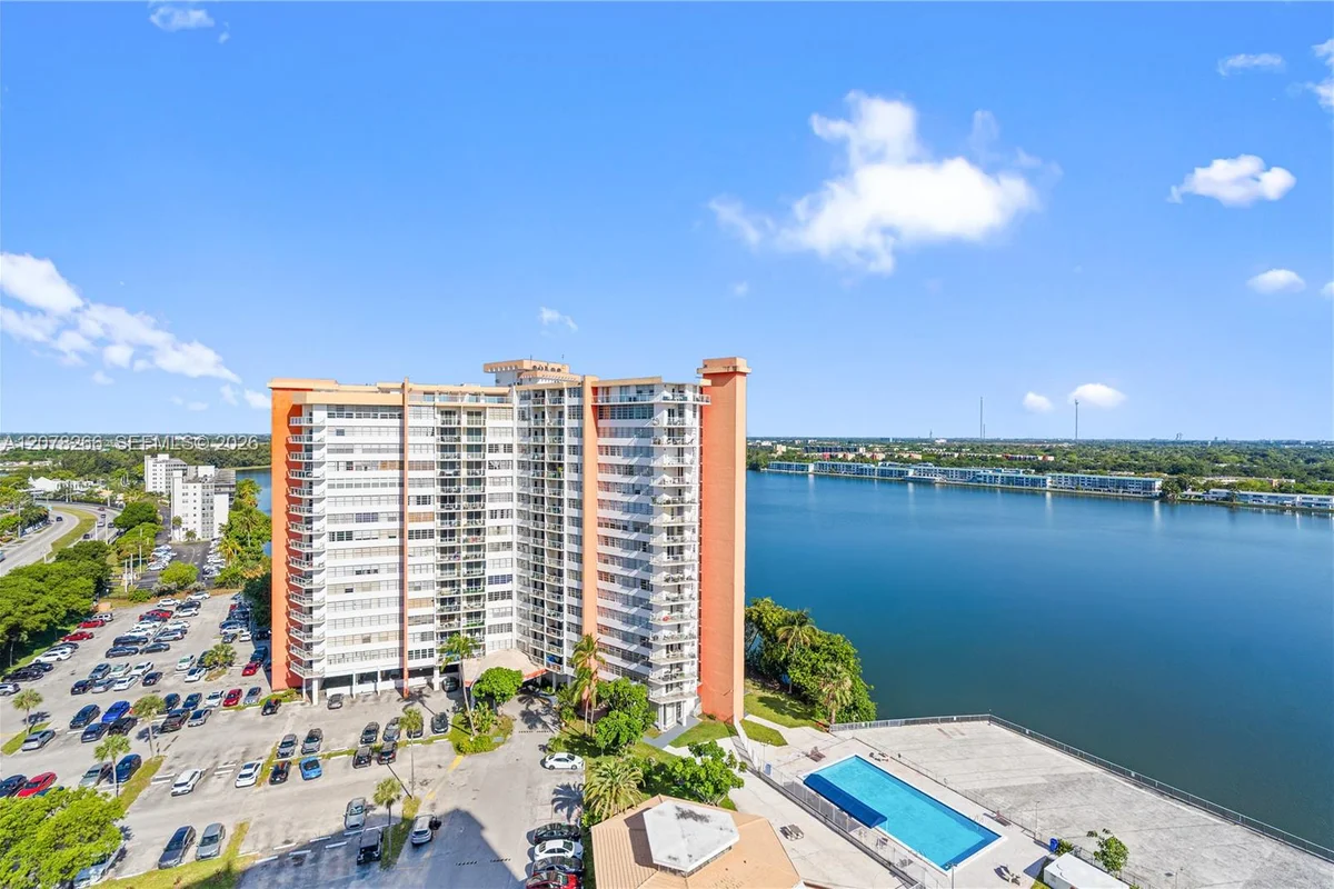 1351 NE Miami Gardens Dr #1603E, Miami: photo 1 of 17