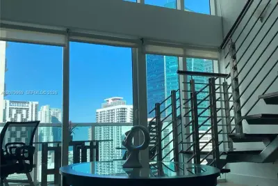 41 SE 5th St #1311, Miami: photo 1 of 15