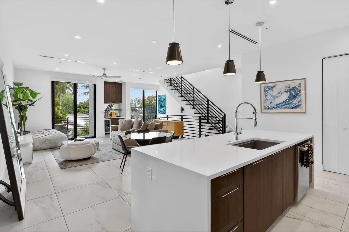 1044 N Victoria Park Rd, Fort Lauderdale: photo 1 of 28
