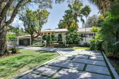 652 NE 105th St, Miami Shores: photo 1 of 64