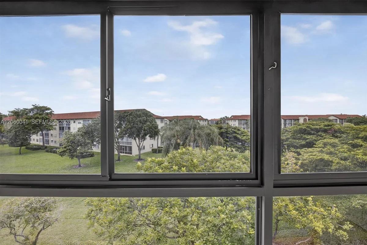 Condo in Pembroke Pines: photo 1 of 30