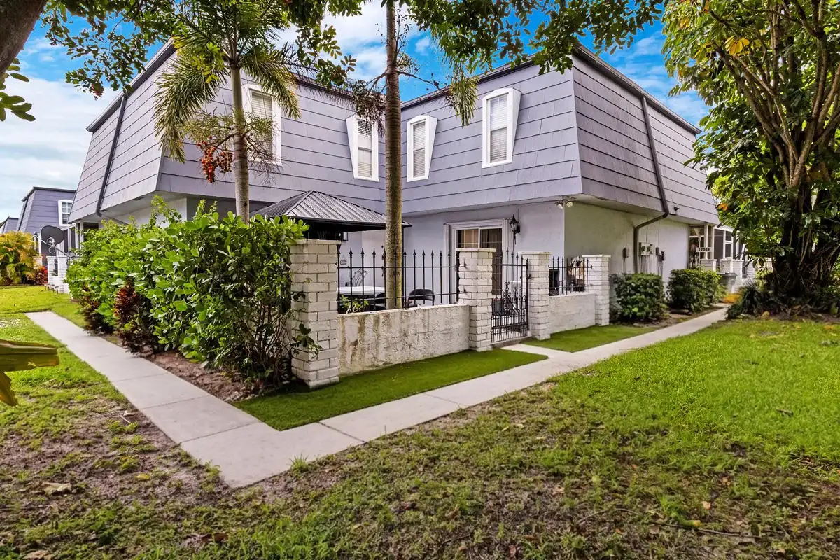 12039 Basin St N, Wellington: photo 1 of 40