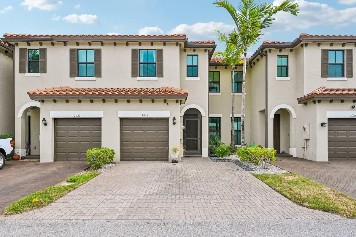 2025 Oysterwood Ln, Riviera Beach: photo 1 of 37