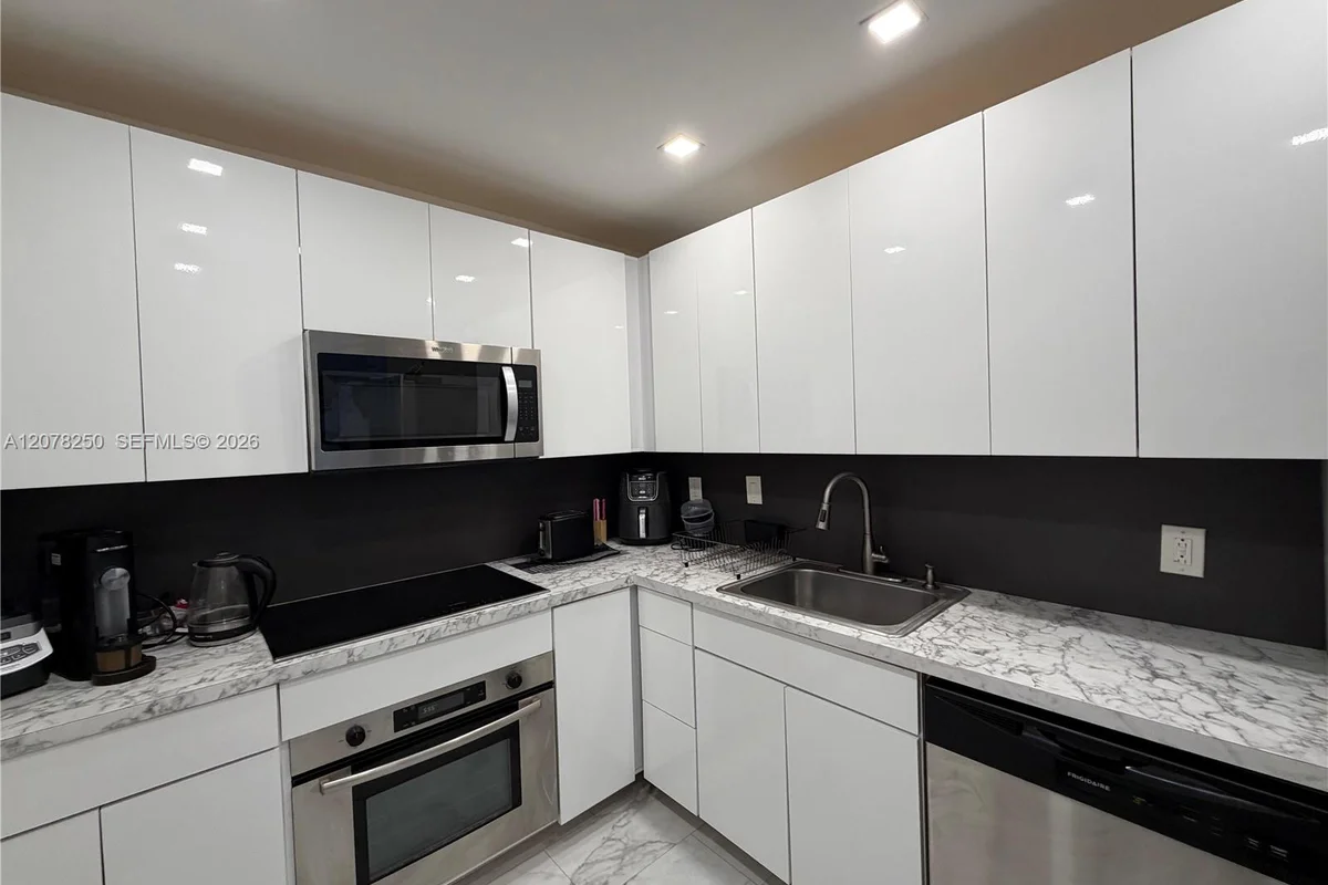 400 Kings Point Dr #218, Sunny Isles Beach: photo 1 of 9
