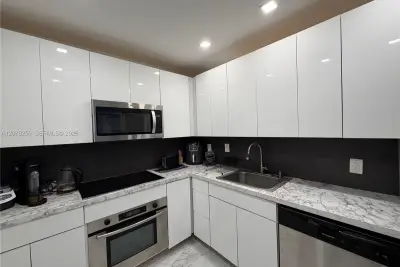 400 Kings Point Dr #218, Sunny Isles Beach: photo 1 of 9