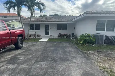 326 E 34th St, Hialeah: photo 1 of 22