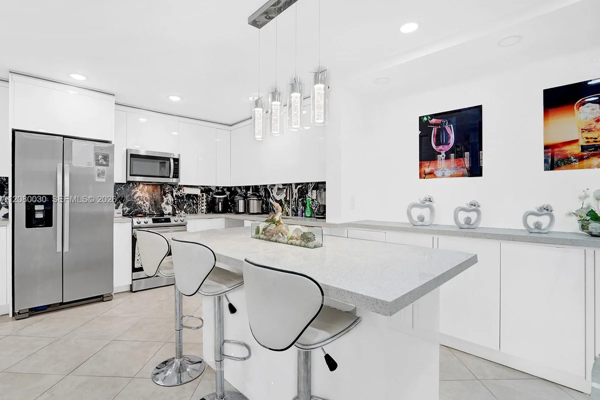 Condo in Miami: photo 1 of 26