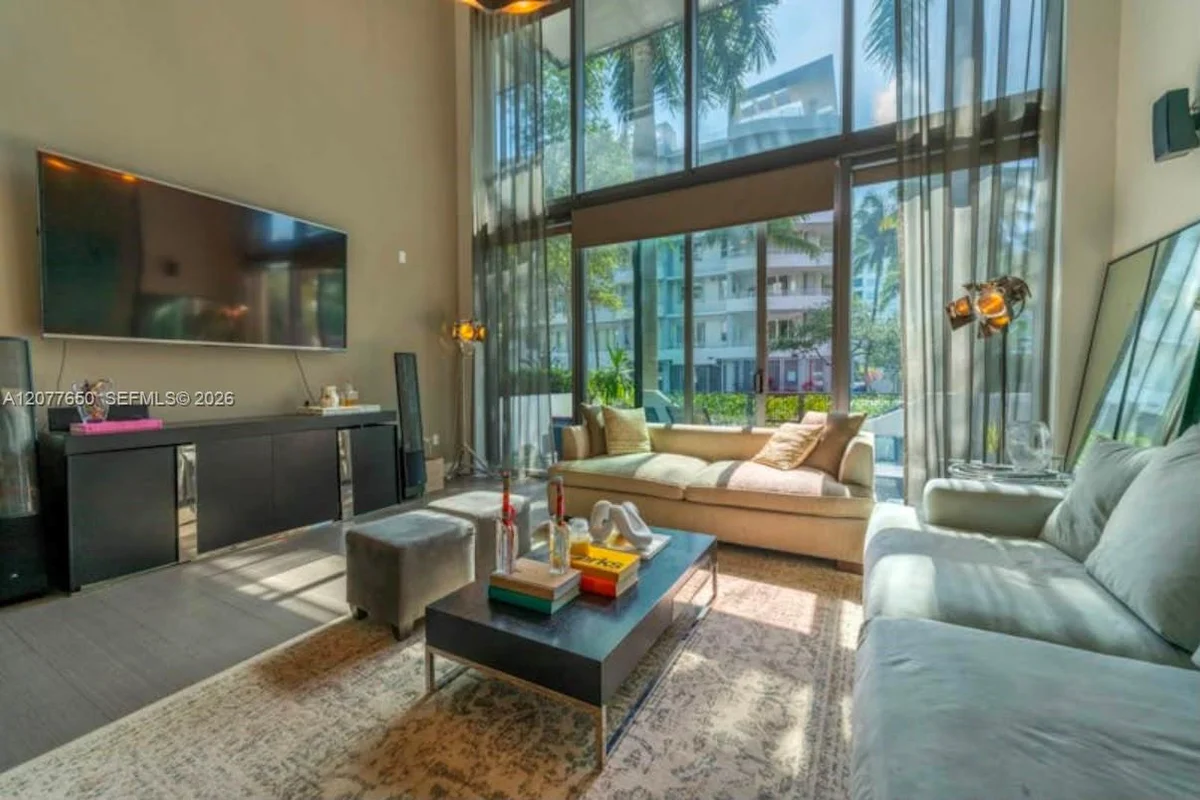 Apartment in Miami Beach: photo 1 of 15