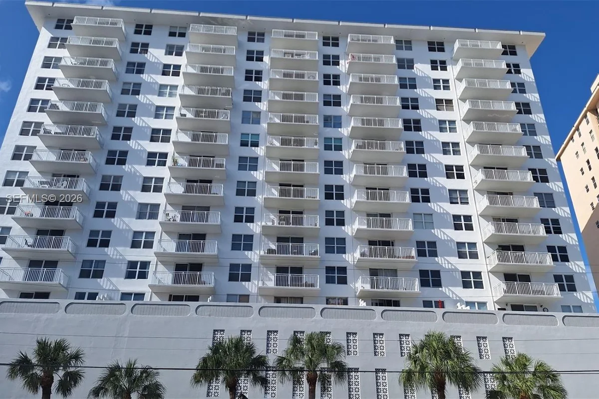 427 Golden Isles Dr #5H, Hallandale Beach: photo 1 of 13