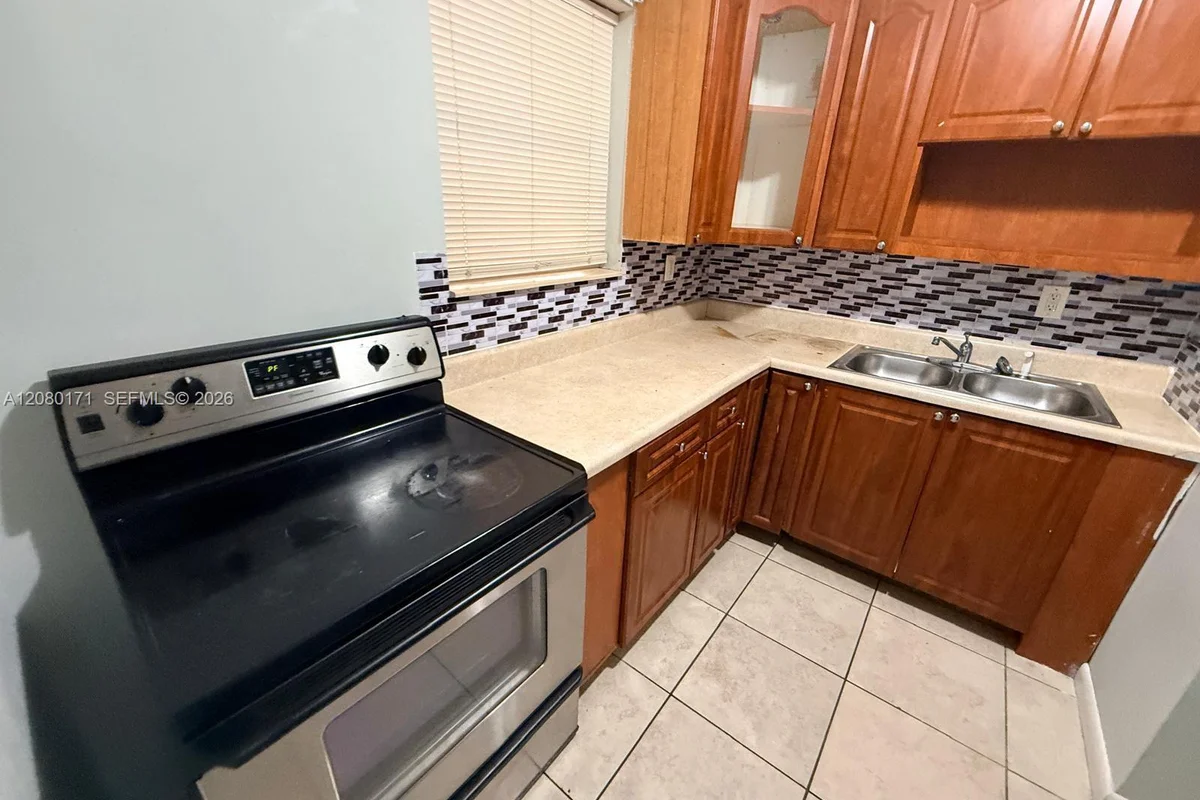 525 W 69th St #106, Hialeah: photo 1 of 9