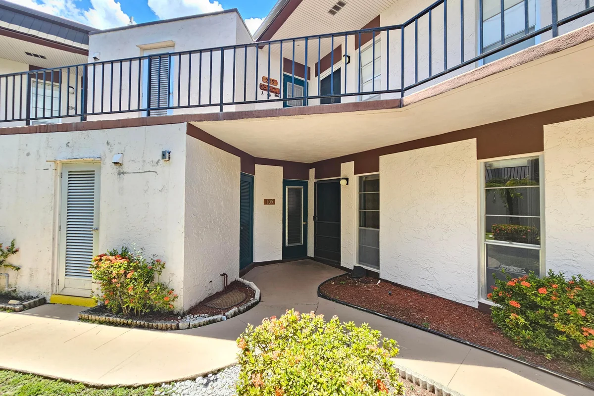 6 Greenway Village N #105, Royal Palm Beach: photo 1 of 19