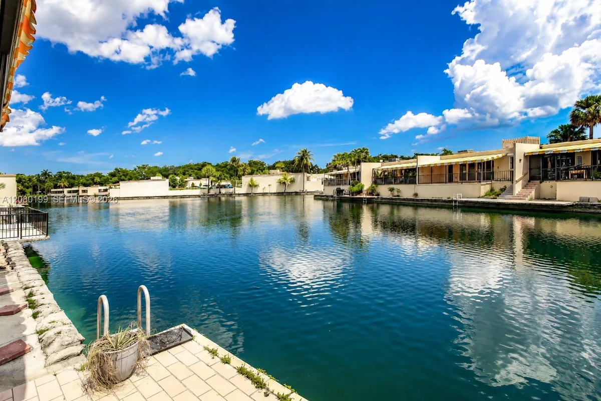 7020 Crown Gate Dr, Miami Lakes: photo 1 of 25