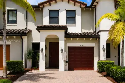 10327 NW 89th Ter, Doral: photo 1 of 35