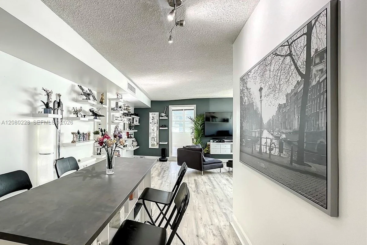 999 Brickell Bay Dr #1010, Miami: photo 1 of 11