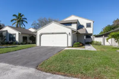 2478 Bedford Mews Dr, Wellington: photo 1 of 20