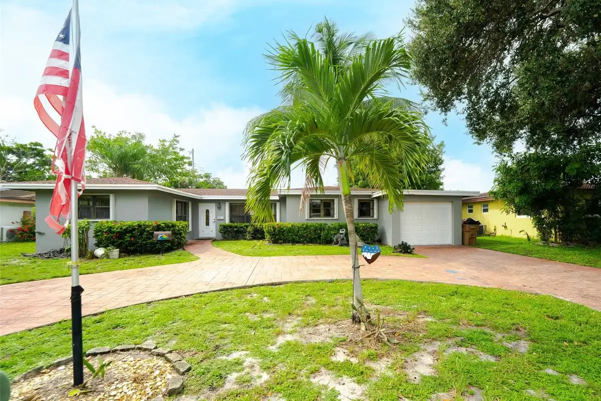 816 SE 13th Ct, Deerfield Beach: photo 1 of 37