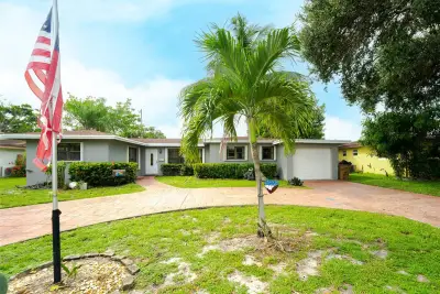 816 SE 13th Ct, Deerfield Beach: photo 1 of 37