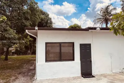 12037 NW 8th Ave, North Miami: photo 1 of 14