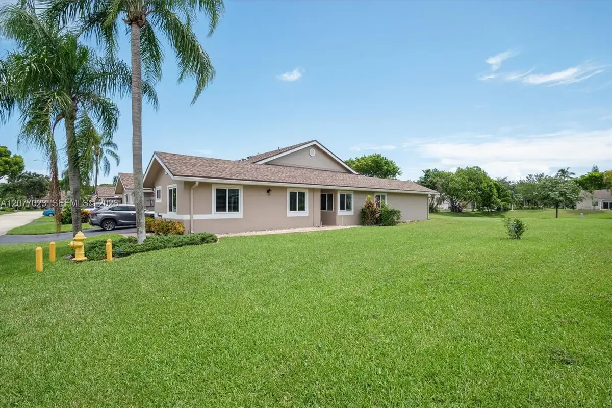 5200 W Lakes Dr, Deerfield Beach: photo 1 of 28