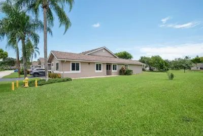 5200 W Lakes Dr, Deerfield Beach: photo 1 of 28
