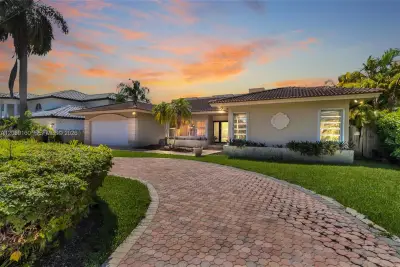 2930 NE 164th St, North Miami Beach: photo 1 of 50
