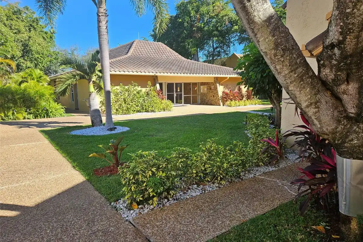 959 SE 2nd Ave #117, Deerfield Beach: photo 1 of 45