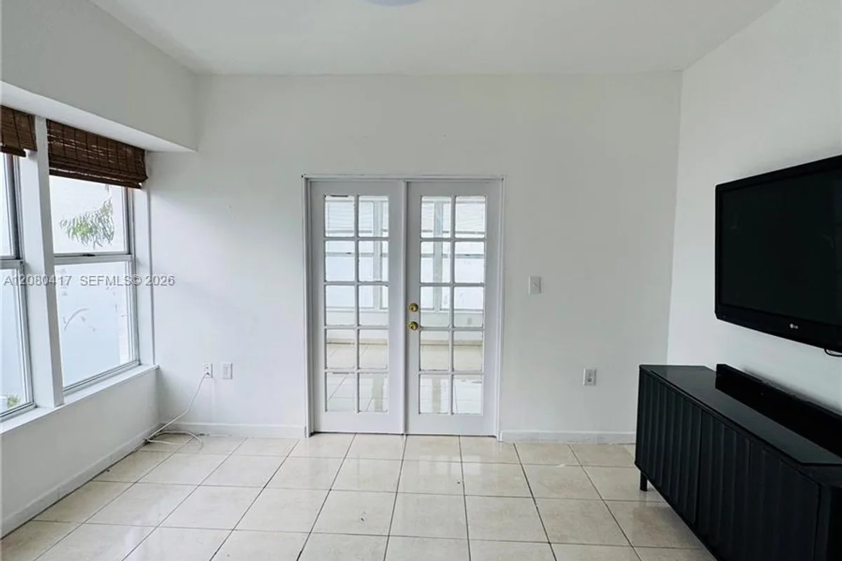 227 1st St #8, Miami Beach: photo 1 of 6