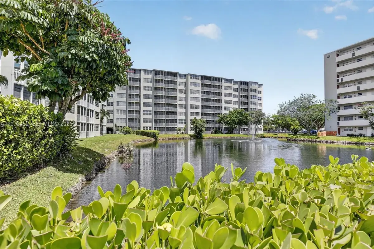 1770 NE 191st St #401-1, Miami: photo 1 of 22