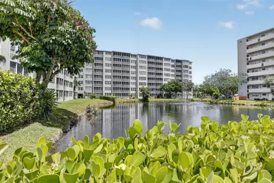 1770 NE 191st St #401-1, Miami: photo 1 of 22
