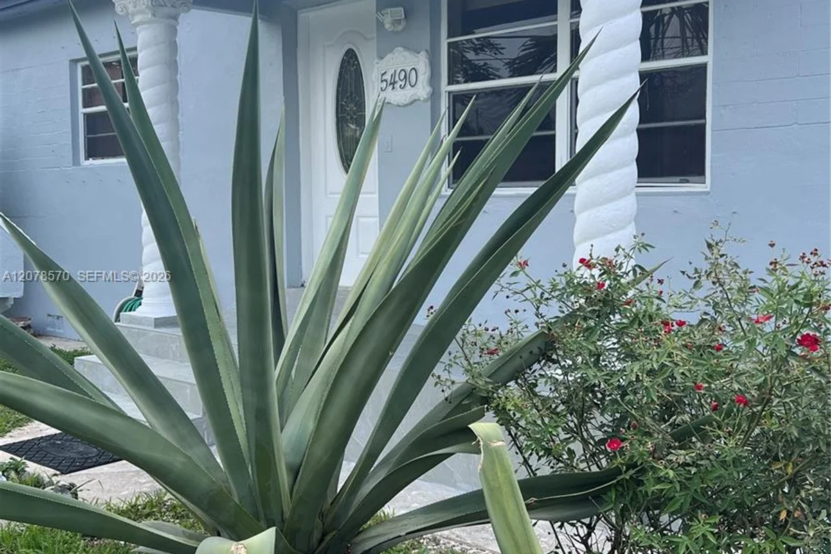 5490 W 2nd Ave, Hialeah: photo 1 of 25