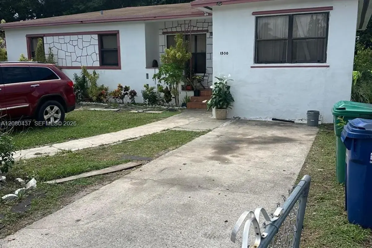 1500 NE 150th St, Miami: photo 1 of 26