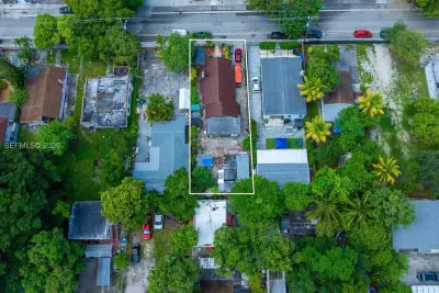 145 NW 31st St, Miami: photo 1 of 14